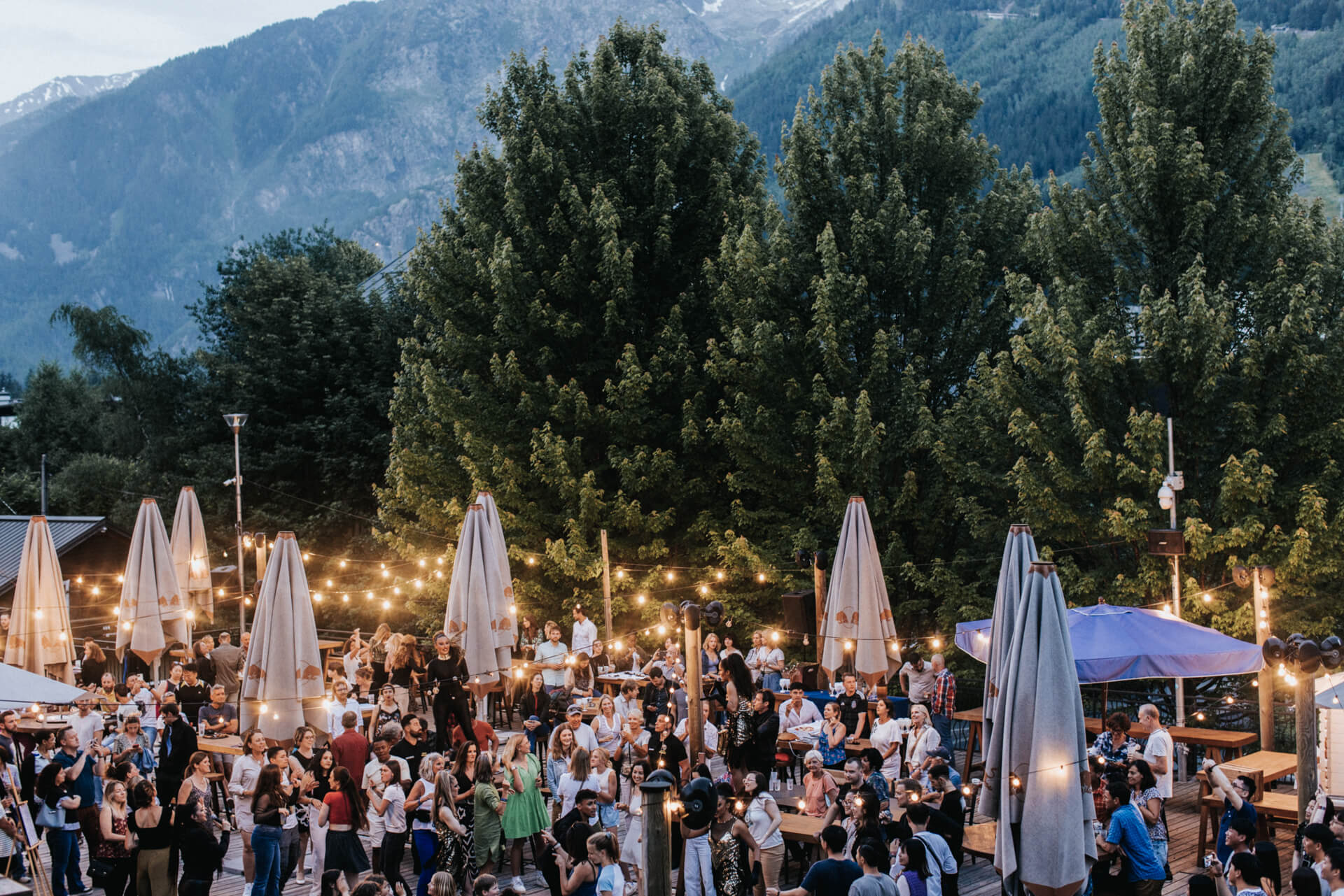 Terrasse en soirée à La Folie Douce