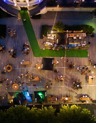 Terrasse en soirée à La Folie Douce